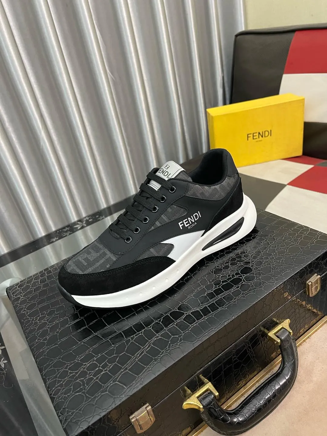 Men's Men's Shoes💰440⌚️⌚️[fendi] Fendi's classic and comfortable men's, this complex sneaker is made of soft calfskin➕genuine leather lining➕original ultra-light rubber material with rough outsole. This unique light style is suitable for the casual and refined sensibility of this season. It is comfortable and natural on the feet. It is an everyday style for casual travel in autumn and winter! 38−443️⃣colors available